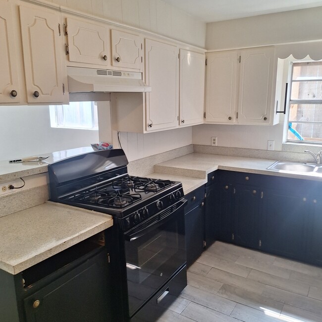 Photo - 916 Adele St