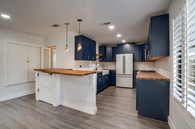 Photo - 1043 Springdale Rd