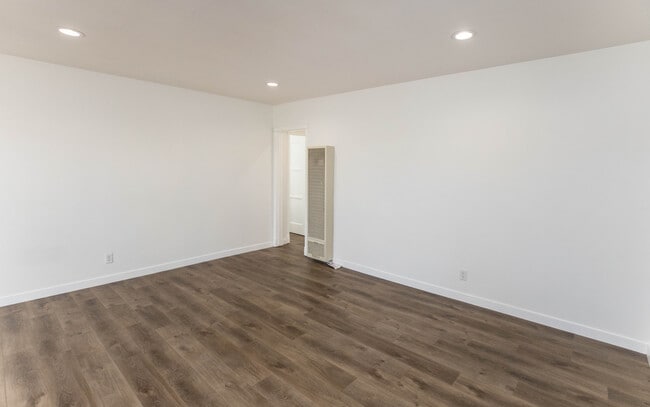 Building Photo - 740 Flower Ave Unit 742