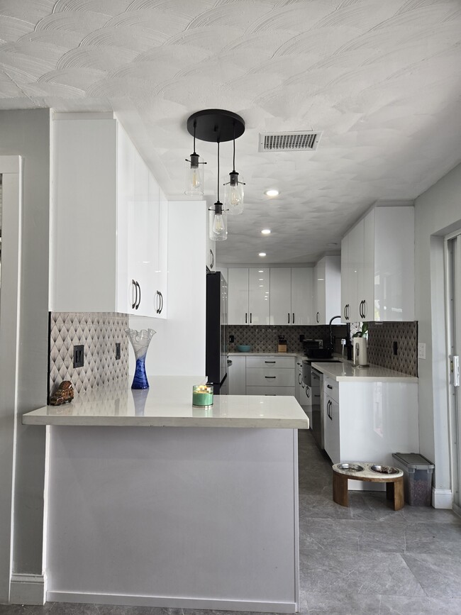 Building Photo - 1634 NE 4th Pl