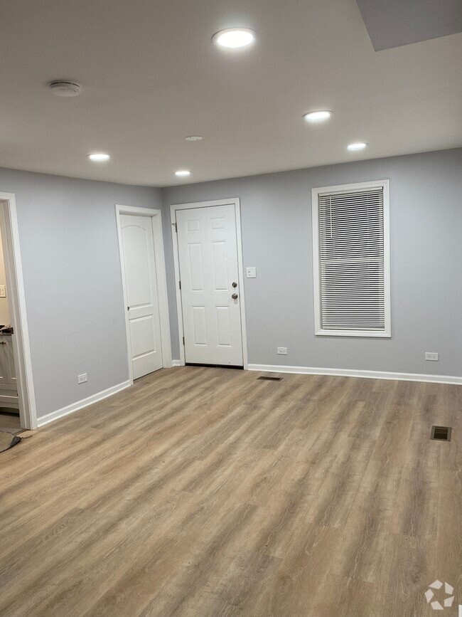 Building Photo - 1026 W 20th Pl Unit 1R Rental