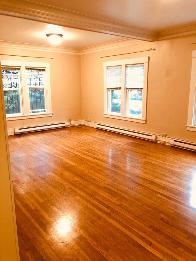 Large living/dining room - 1415 E Republican St Apartamentos Unidad 204