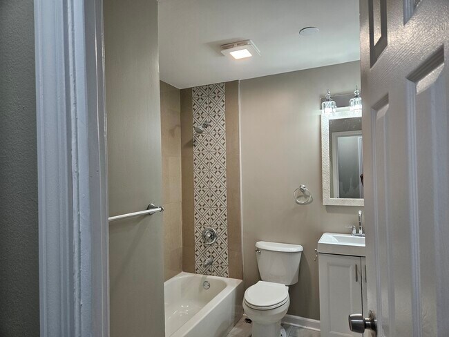 Photo - 1020 S Park Blvd