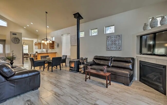 Familia y cena - 210 W Cedar Ave Unidad Home