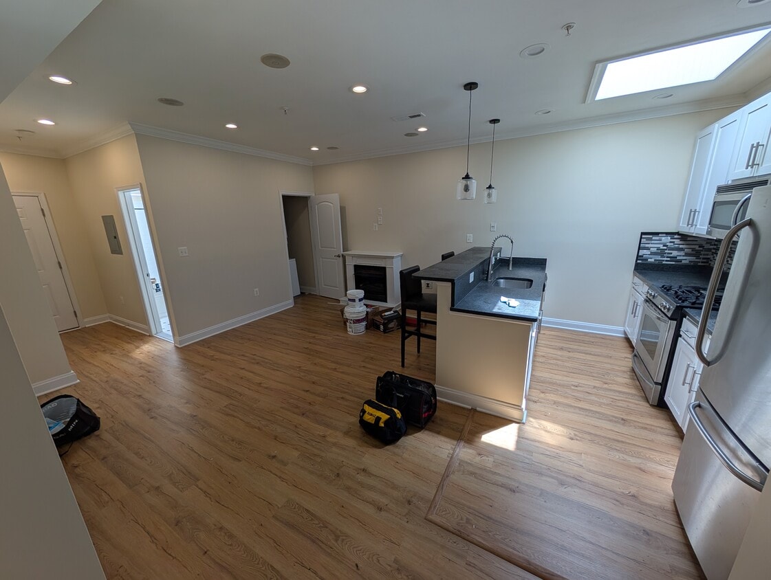 Living room with breakfast bar. Lots of natural light from windows and skylight - 410 15th St NE (Washington, DC)