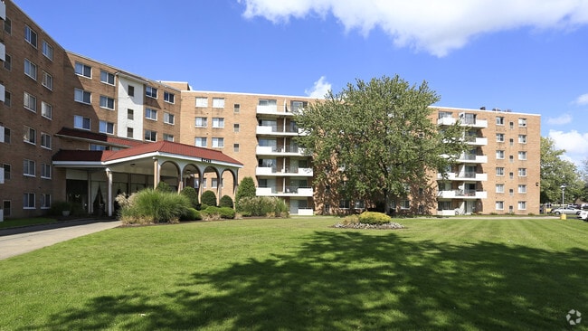 Granada Mid-Rise Apartments
