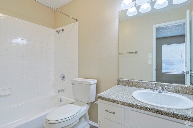 2BR, 2BA - 899SF - Master Bath