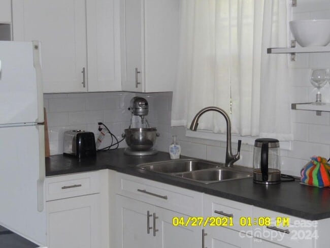 Photo - 721 E Sharpe St