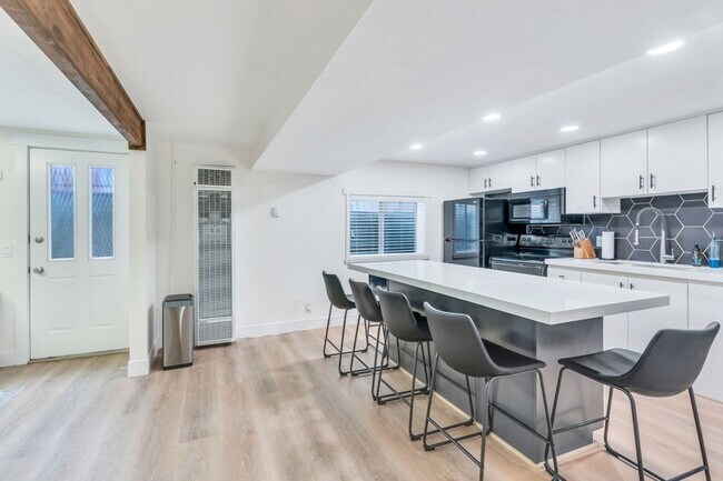 Photo - 697 S 1000 W St