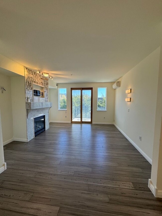 Photo - 2Bd/2.5Ba Issaquah Townhouse