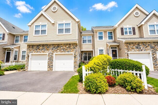 Building Photo - 704 Dahlia Cir