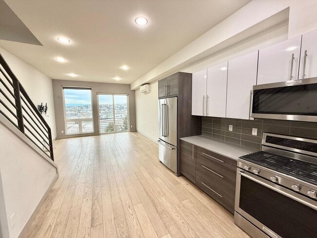 Building Photo - 2 Bed + Den 2 Bathroom Eastlake Townhome with Spectacular Views