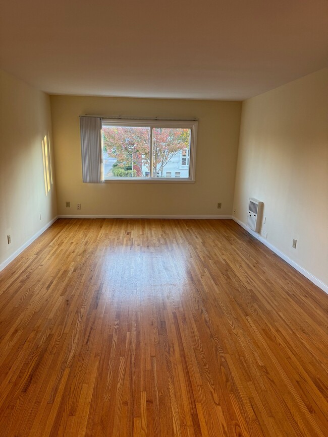 Building Photo - 1585 W Highland Pkwy Unit 205