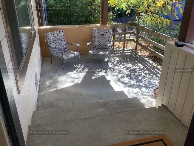 Photo - Spacious & cheerfully bright large single-...