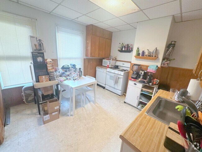 Building Photo - 44 Elm St Unit 2 Rental