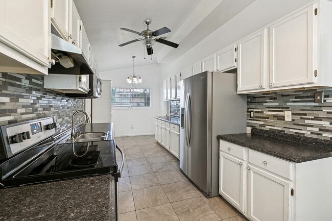 Renovated kitchen, electric stove + dishwasher - 2920 Philip St