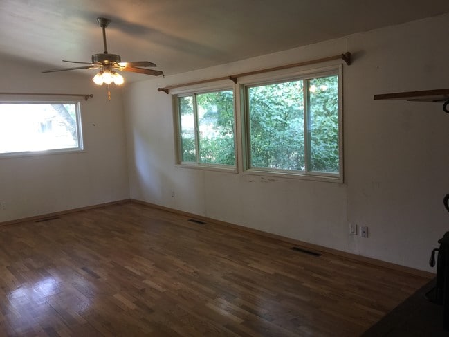 Photo - 215 NW Webb St Unit Upper