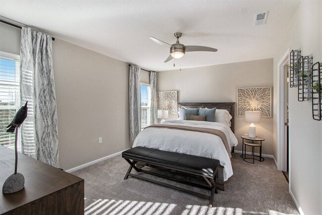 Large Main Bedroom with En-suite Bathroom & Closet