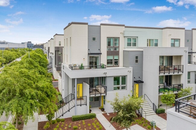 $4595 - Beautiful Corner Unit Condo in New... - $4595 - Beautiful Corner Unit Condo in New...