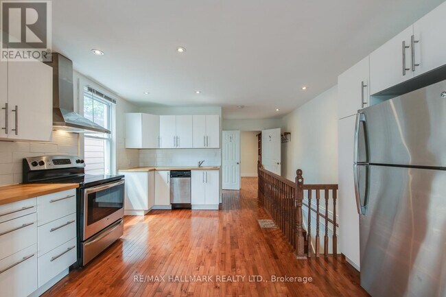 Photo - 2066 Gerrard St E