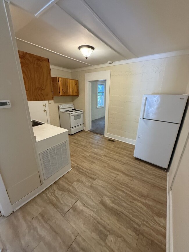 604 1/2 Bragg St
