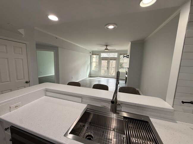 Building Photo - 405 W 7th St Unit 312