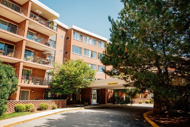 Building Photo - 16 E Old Willow Rd Unit 206-S