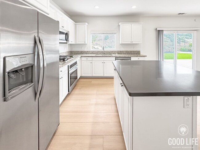 Photo - Beautiful 5Bd/3.5Ba Home in Cul-de-Sac in Riverside w/new Turf Back Yard and New Carpet!