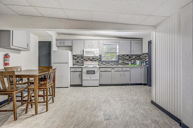 Photo - 2742 Begonia Rd