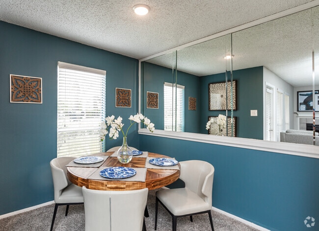 1BR, 1BA - 651SF Dining Room