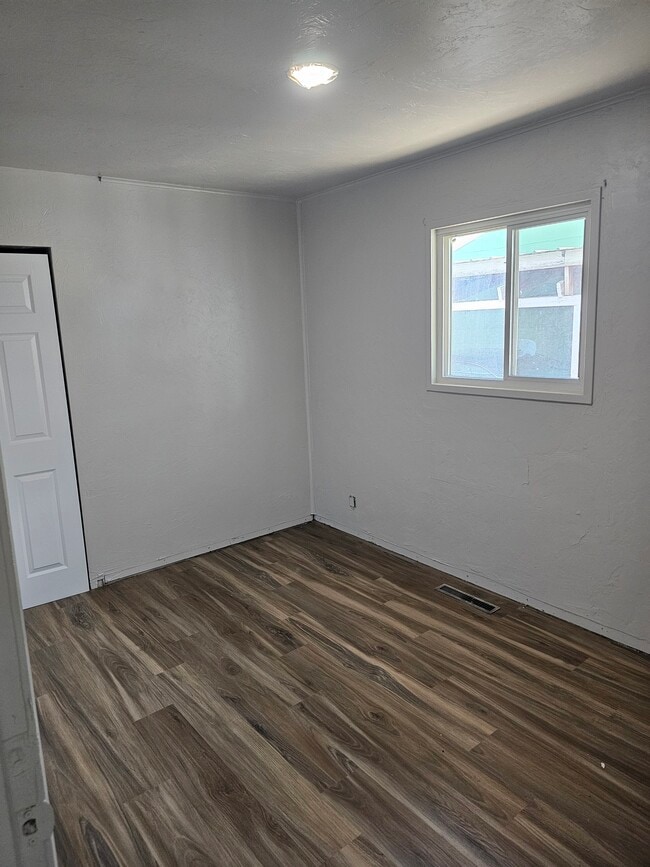 Building Photo - 2015 Elm Ave Rental