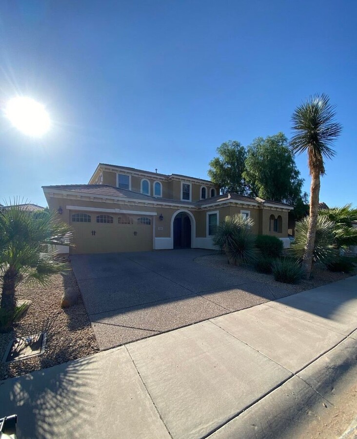 Massive 4 Bedroom home in Palm Valley! - Massive 4 Bedroom home in Palm Valley!