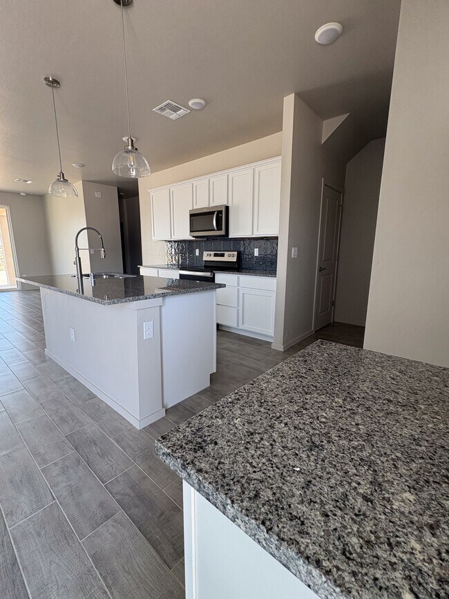 Photo - 3073 Gladstone St