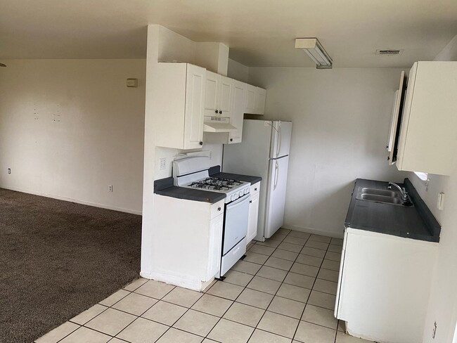 Building Photo - 1206 Kaweah St Unit Apt C