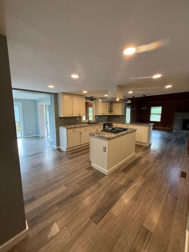 Photo - 40 W Quasset Rd