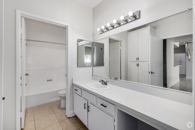 2BR, 2BA - 1,100SF - Primary Bathroom