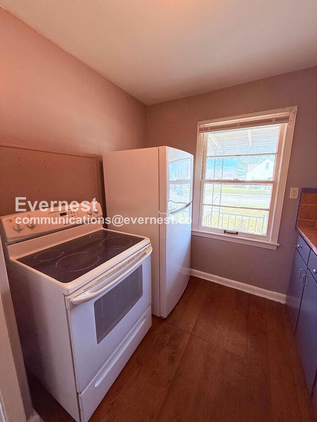 Photo - 3 Bed/1 Bath Home with Detached Garage / Vouchers Accepted / Available Now!