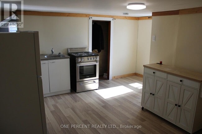 Photo - 80 Poplar Ave