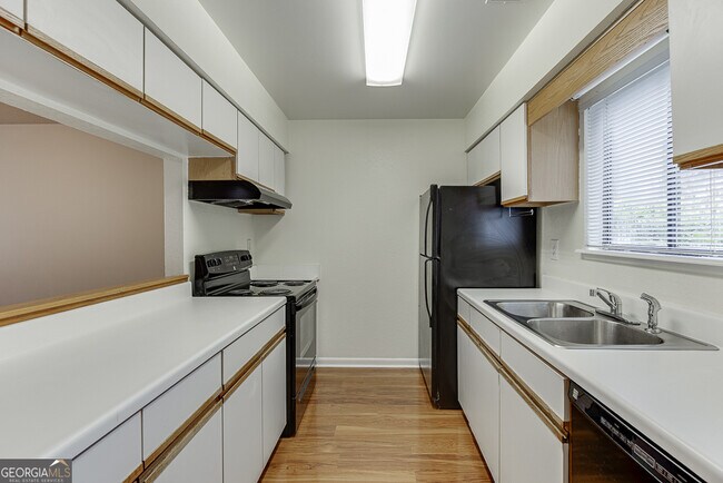 Photo - 33 Finch Trail NE