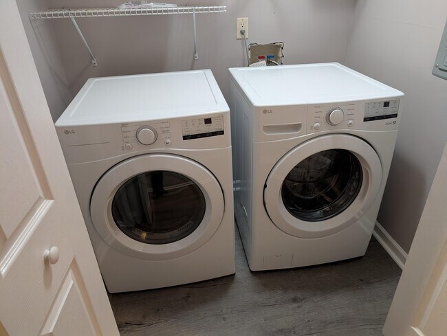 Photo - 1066 Margaret Pl NW