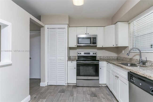 Photo - 421 SW 64th Way