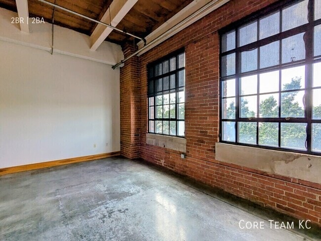 Building Photo - 382 W 22nd St Unit 811