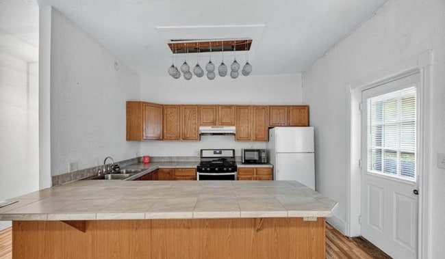 Photo - Charming half duplex in Sloane's Lake