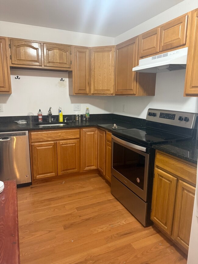 Building Photo - 115 Stone St Unit 3 bed