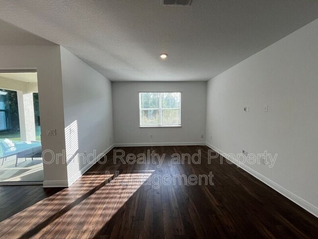 Photo - 737 Trillium Ct