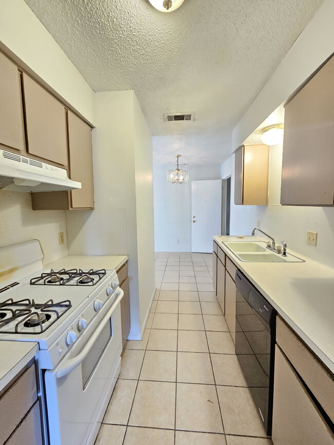 Photo - 2 bed/1 bath duplex with flex room Unidad #A