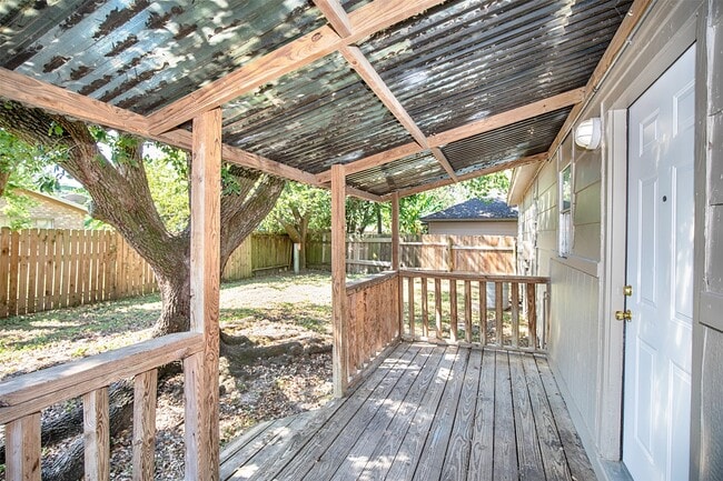 Building Photo - 1805 Oriole Dr