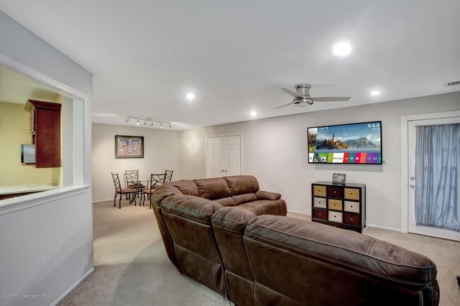 Photo - 393 Yorkshire Pl