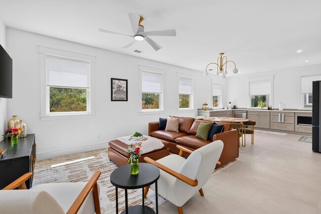 Building Photo - 545 E Henry Ln Unit B