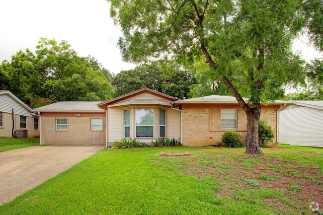 Building Photo - Coming Mid-August! 4 Bd, 2 Ba | N. Arlington Rental